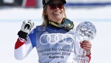 Лара Гут колекционира кристални глобуси