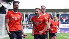 Лутън остана в Топ 6 на Чемпиъншип, гледа към елита след 30 години 