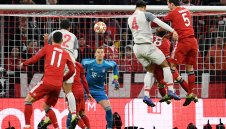 Ще му вкара ли пак? Ван Дайк е кошмарът на Нойер