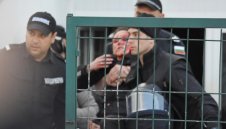 Ранената полицайка може да загуби окото си. Над 20 хулигани от Левски в ареста