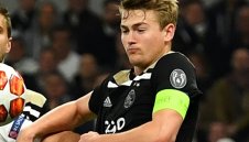 Заради пороя от ухажори: Барса започна да се дистанцира от Де Лихт