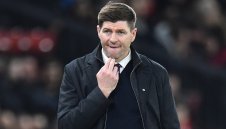 Стиви Джи се изгаври със съдията след 1:2 от Ливърпул