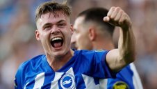 Младок от Брайтън съсипа Свраките с хеттрик