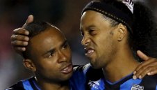 Роналдиньо и Бербатов заиграват в един отбор