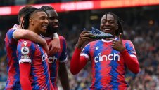 Палас помете Лийдс с 5:1  и гледа към спасението