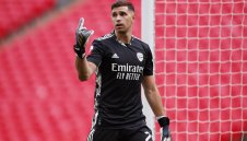 Арсенал праща Мартинес в Астън Вила