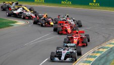 Изненада! Себ изтри усмивката на Люис и тръгна с победа