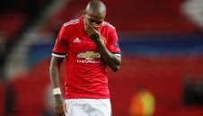 Юнайтед задържа Йънг за още година