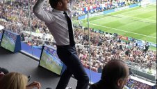 Снимка на деня: Президентът на Франция полудя от кеф след триумфа