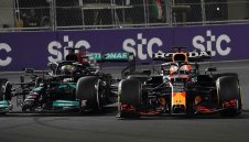 За 2-и път във Ф1 претендентите са с равни точки преди последния старт
