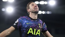 Кейн сътвори история, а Тотнъм остана в битката за Топ 4