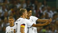 Германия изпрати Швайни с победа + ВИДЕО