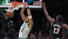 Тейтъм наказа Маями с 31, Бостън спечели лесно