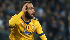 Буфон и Игуаин измъкнаха Юве в мъглата в Бергамо + ВИДЕО