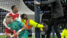 Развръзка! Ето какво се случва с фена, нападнал вратаря на Арсенал