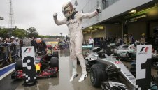 Хамилтън остави интригата жива под дъжда и хаоса в Бразилия