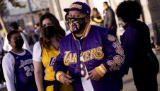 Феновете на Лейкърс се завърнаха, но Езерняците паднаха от Бостън