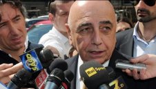 Галиани: Берлускони няма да позволи глобата да повлияе на Милан