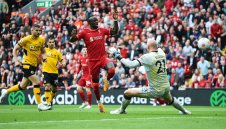 Лудост на "Анфийлд": Ливърпул обърна Уулвс, но завърши втори