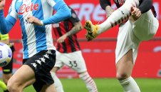 Наказват звезда на Милан за обиди към съдията