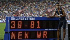 Ван Никерк подобри рекорди на Майкъл Джонсън и Болт