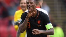 Капитанът на Нидерландия с жест към Ван Дайк на Евро 2020