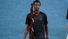 Монфис надви Хачанов за титлата в Аделаида