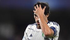 „Свраките“ обгръщат с криле своя комарджия