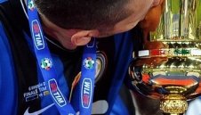 Матераци напомни за себе си - татуира си Шампионската лига на прасеца