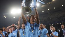 Манчестър Сити дава нов договор на защитник