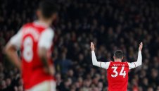 Непослушният капитан на Арсенал отказа да се извини на феновете