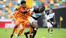 Вила маха нападател, иска халф на Юве