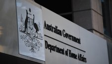 Задържаха Джокович, решават съдбата му до часове