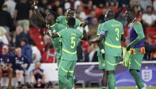Сенегал с шеметен обрат над Англия, „Трите лъва“ с първа шокираща загуба при Тухел