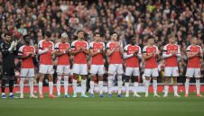 Куриоз с автобусен превоз отложи мач на Арсенал