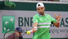 Гришо газеше белгиец в Париж, но дъжд отложи доиграването на мача