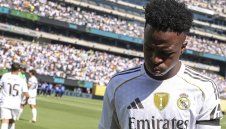 Алонсо размаха пръст на Вини Жуниор