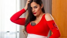 Пищната Лариса отново си пъхна телефона между гърдите + СНИМКИ