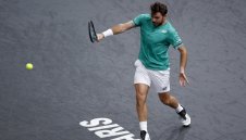 Вавринка обърна Рубльов за 1/4-финал в Париж