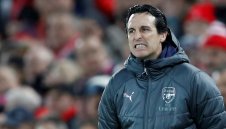 Сурово наказание за Емери заради ритнатата бутилка