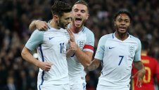 Лалана и Хендерсън се измъкват "сухи" за купона в стриптийз клуб