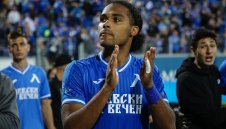 Рита бутилки и чанти: Левски наказва нервно "лале"