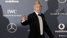 Арсен Венгер нападна испански вестник заради Робин ван Перси