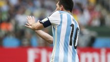 Вандали счупиха пръстите на Лео Меси