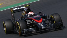 Алонсо и Бътън с по-мощни мотори след паузата