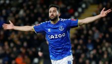 Шапкарите ще се спасяват с бившо крило на Тотнъм и Нюкасъл