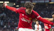 Ренде от Юнайтед се фука с късметлийска победа 