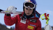 Линдзи се качва на ските до дни