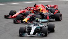 Подарък! Хамилтън пръв в Бразилия след помощ от Окон