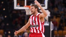 Везенков с "дабъл-дабъл", Олимпиакос поведе на Панатинайкос в спора за титлата